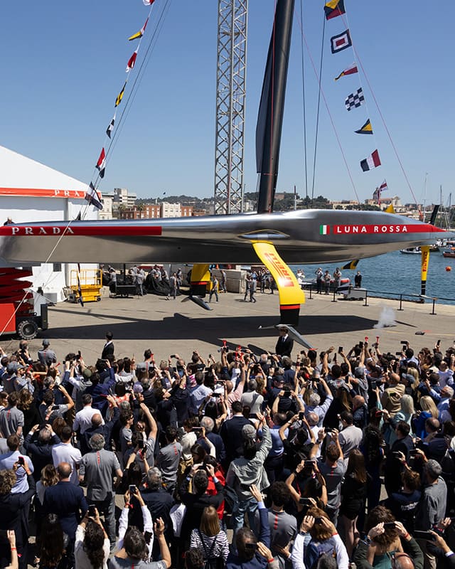 Il nuovo AC75 del team Luna Rossa Pirelli: una caravella dalle linee affilate e potenti.