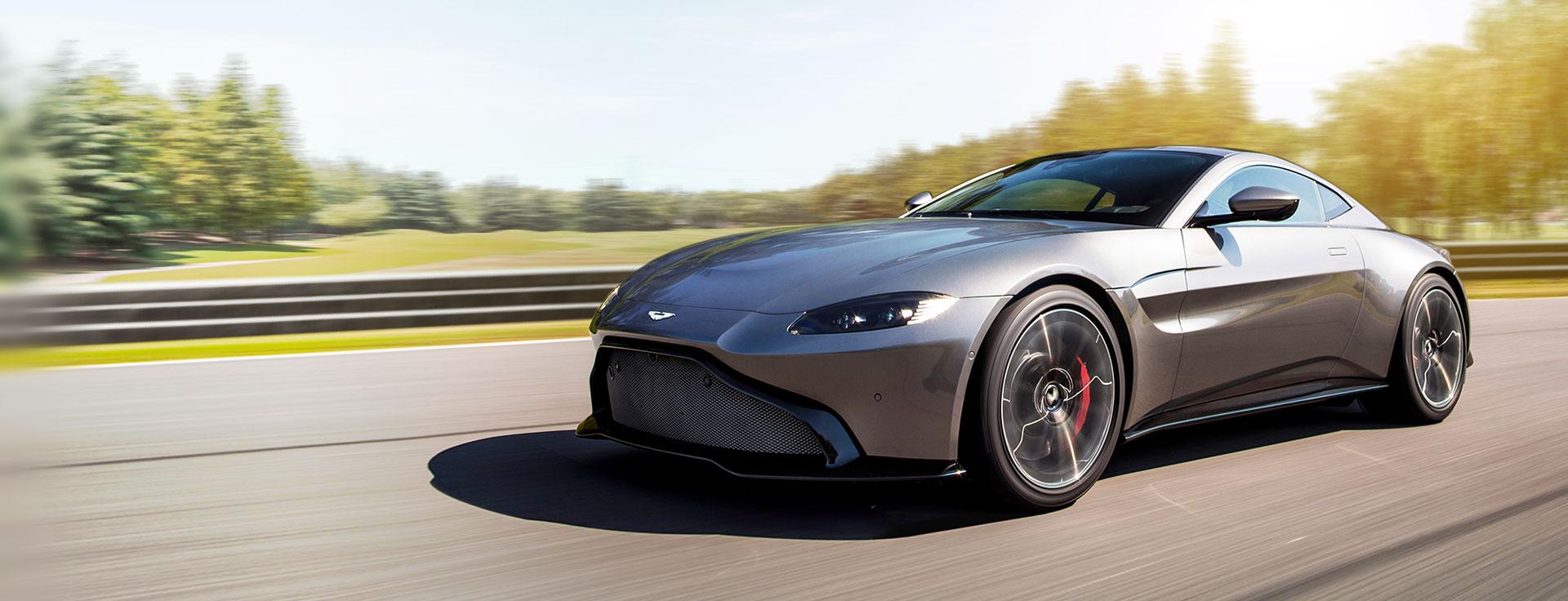  Aston Martin - Pirelli y Aston Martin